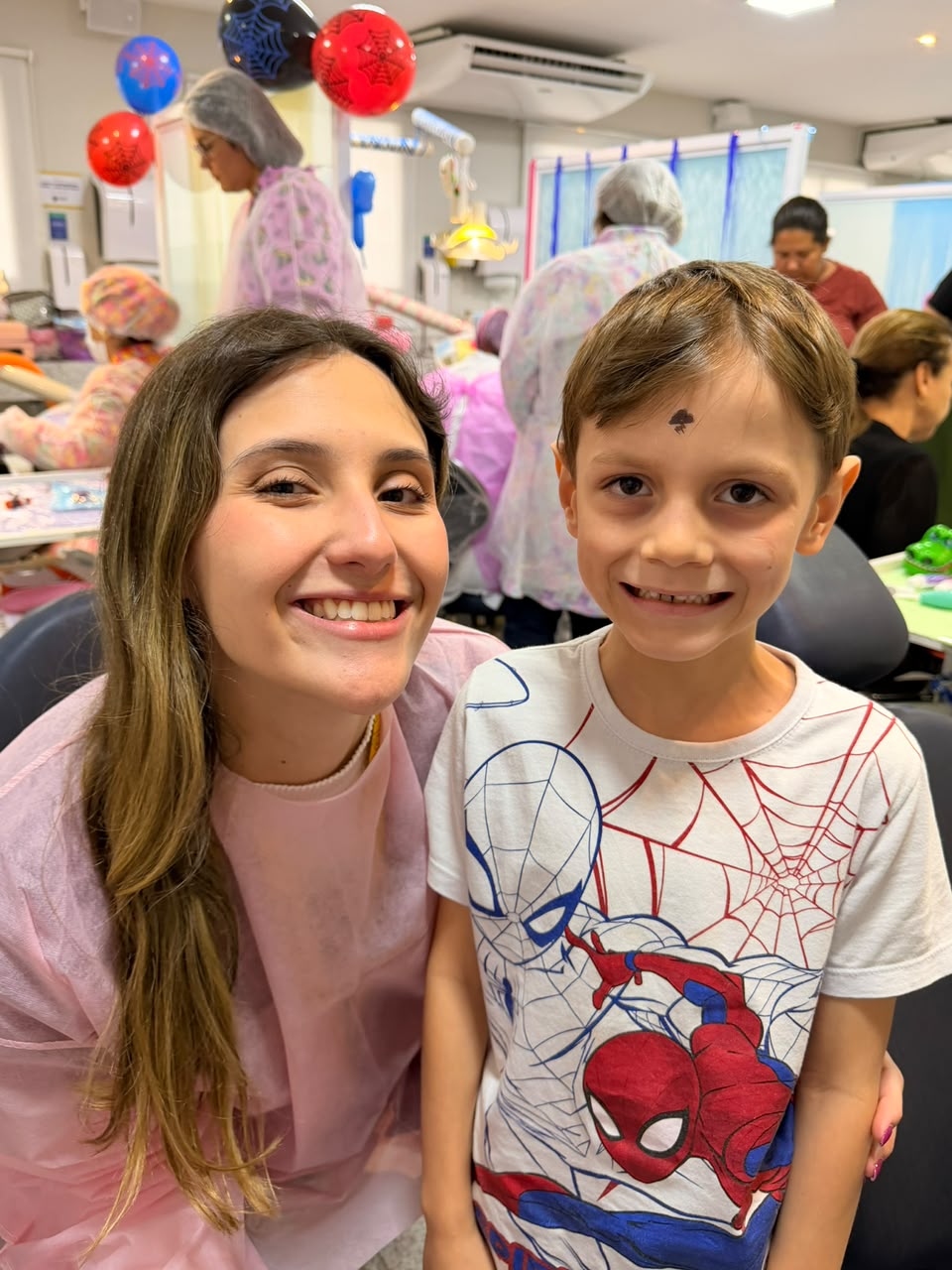 Dra. Bruna com uma criança no consultório