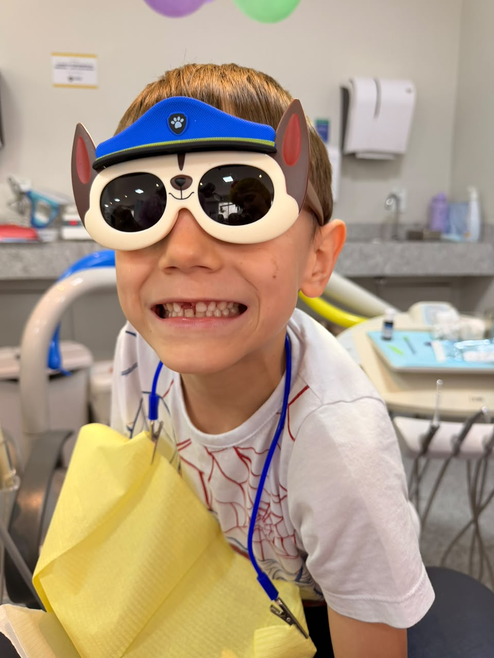 Criança sorrindo no consultório